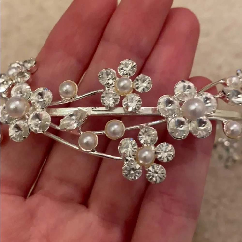 Like new! Wedding pearl flower bun tiara